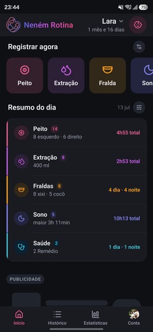 Tela inicial do app em modo escuro, com o resumo do dia do bebê e atalhos rápidos para registrar mamada, sono, fralda e outras categorias